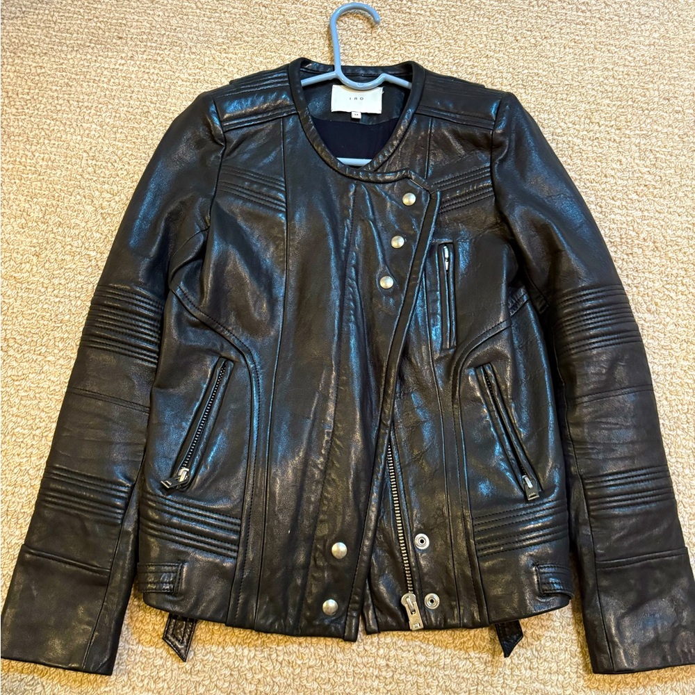Women’s black leather jacket in like new condition